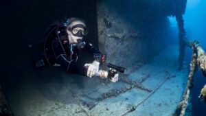 SDI wreck diver